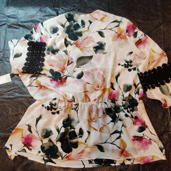 NWT RELATIVITY Floral Top with Asymmetric hem & 3/4 Bell Sleeves-Lace inset, XL - Picture 15 of 16